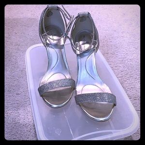Bandolino heels - silver sparkle size 6.5